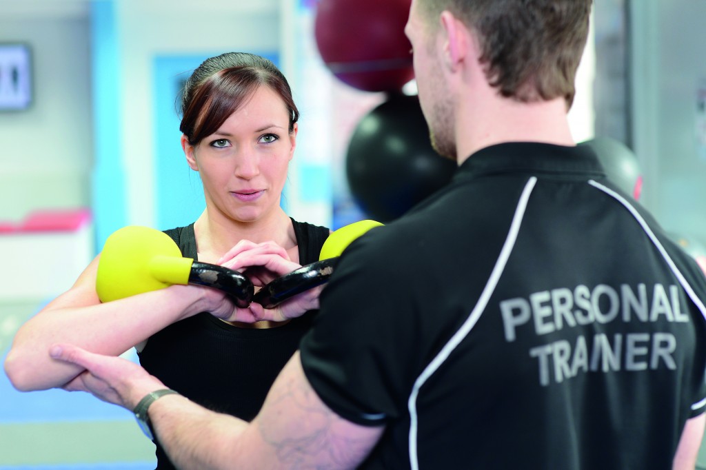 personal trainer coaching kettlebells